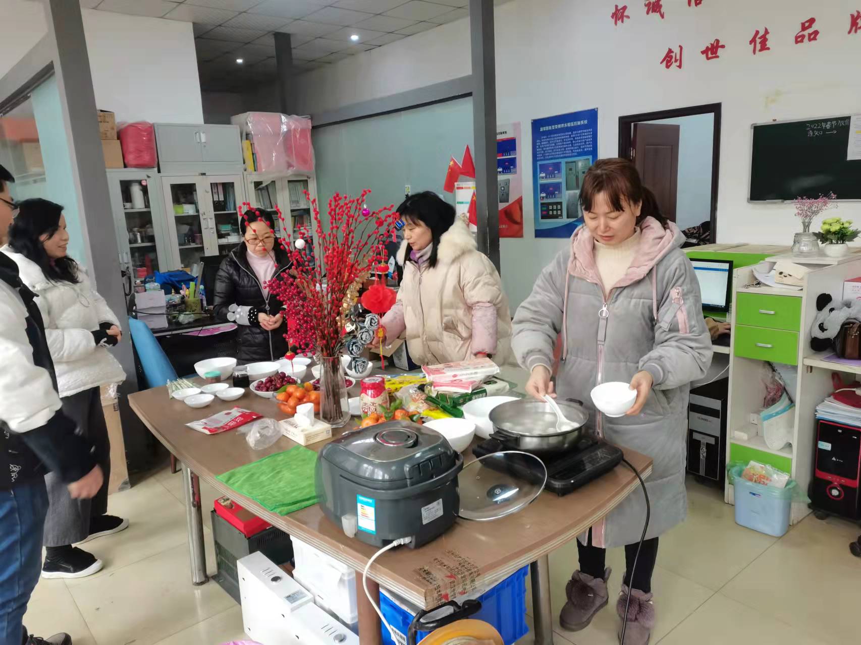 “團(tuán)團(tuán)圓圓，甜蜜暖心”世佳偉業(yè)公司開展元宵包湯圓活動