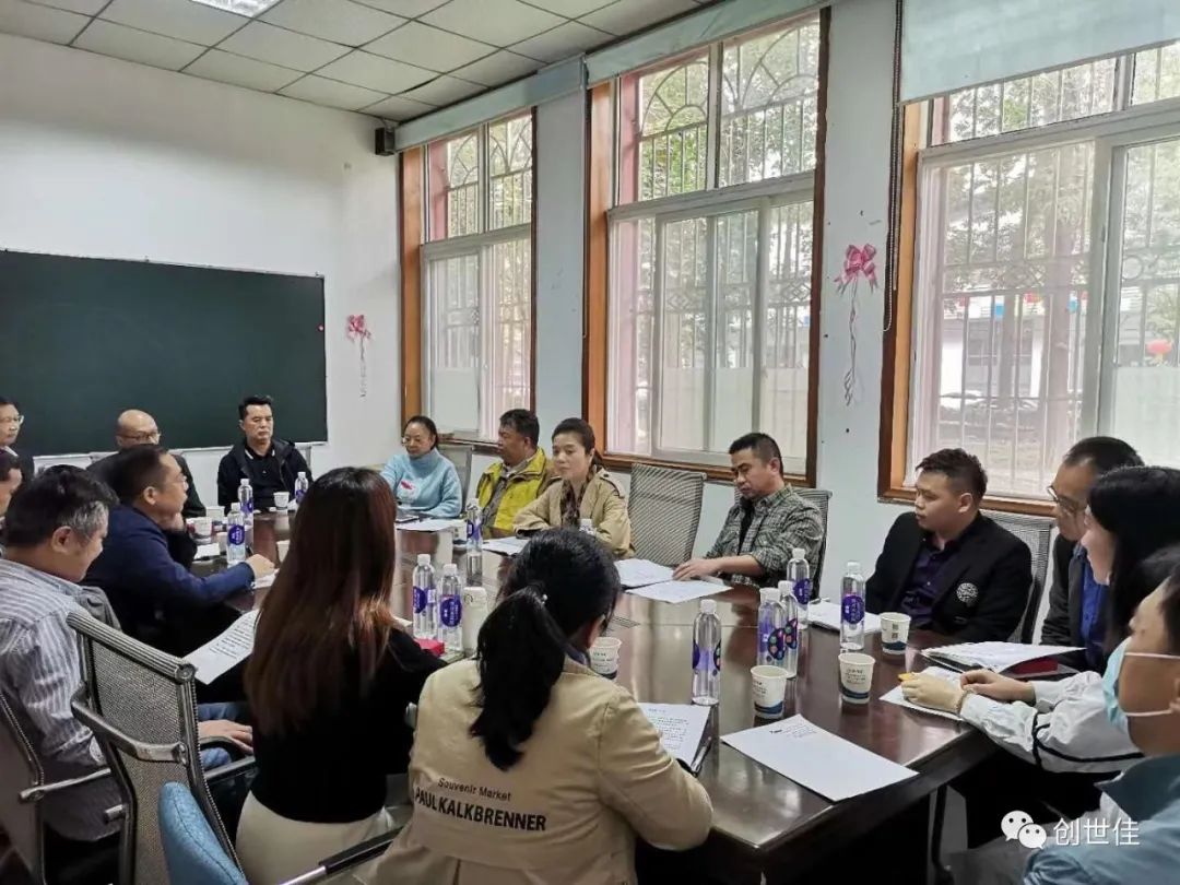 硚口區(qū)副區(qū)長張智及中國民建硚口區(qū)委會等領(lǐng)導(dǎo)前來世佳偉業(yè)公司指導(dǎo)工作(圖1)